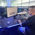Un agente del Seprona ciber patrulla en Internet 