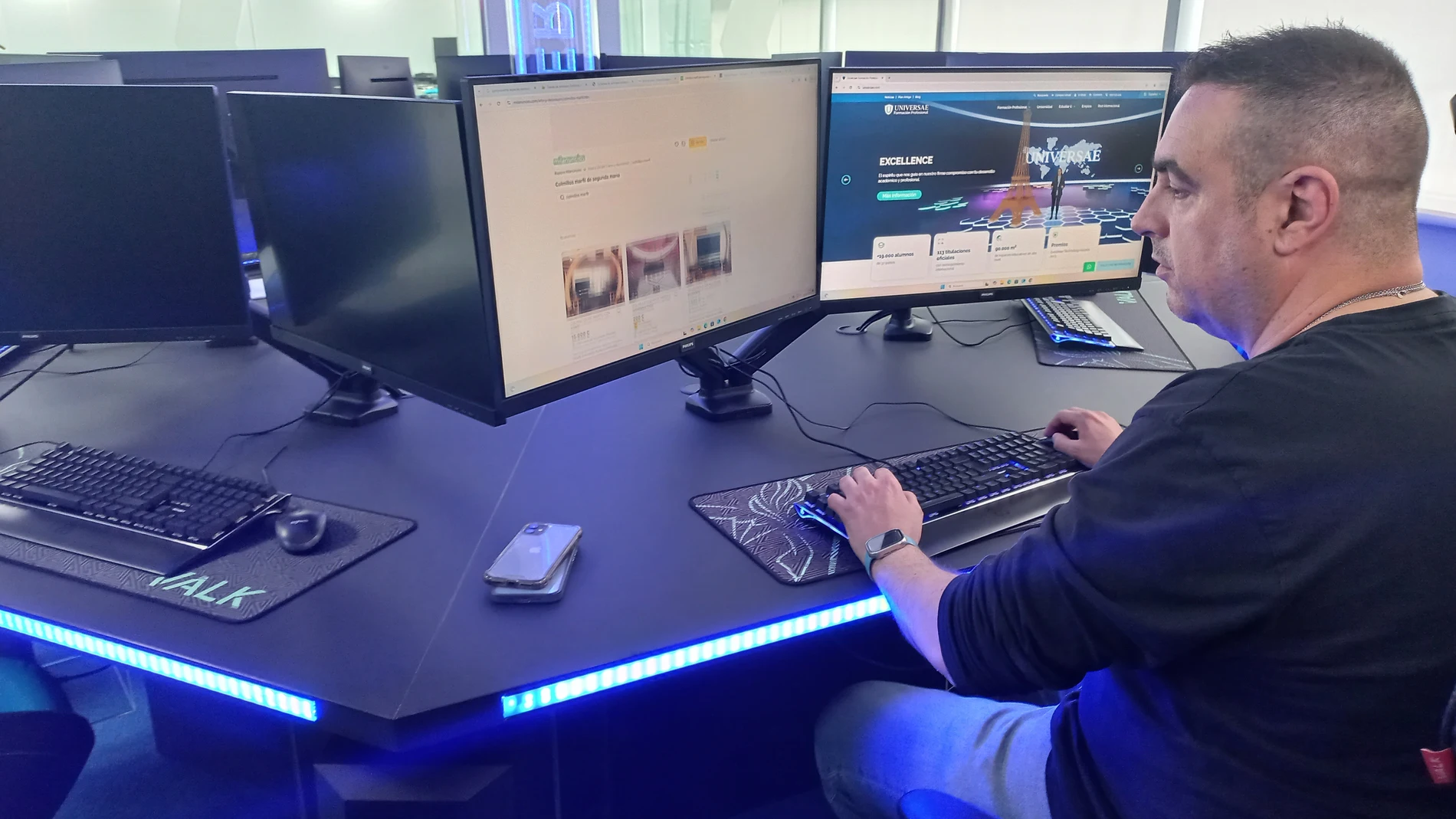 Un agente del Seprona ciber patrulla en Internet