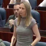La portavoz del PSOE en la Asamblea de Madrid, Mar Espinar, es interrumpida por su segundo durante el pleno