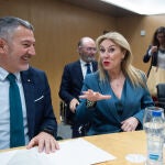 La consejera de Economía, Hacienda y Fondos Europeos y portavoz de la Junta de Andalucía, Carolina España (d), junto al conseller de Empresa y Trabajo, Miquel Sàmper (i)