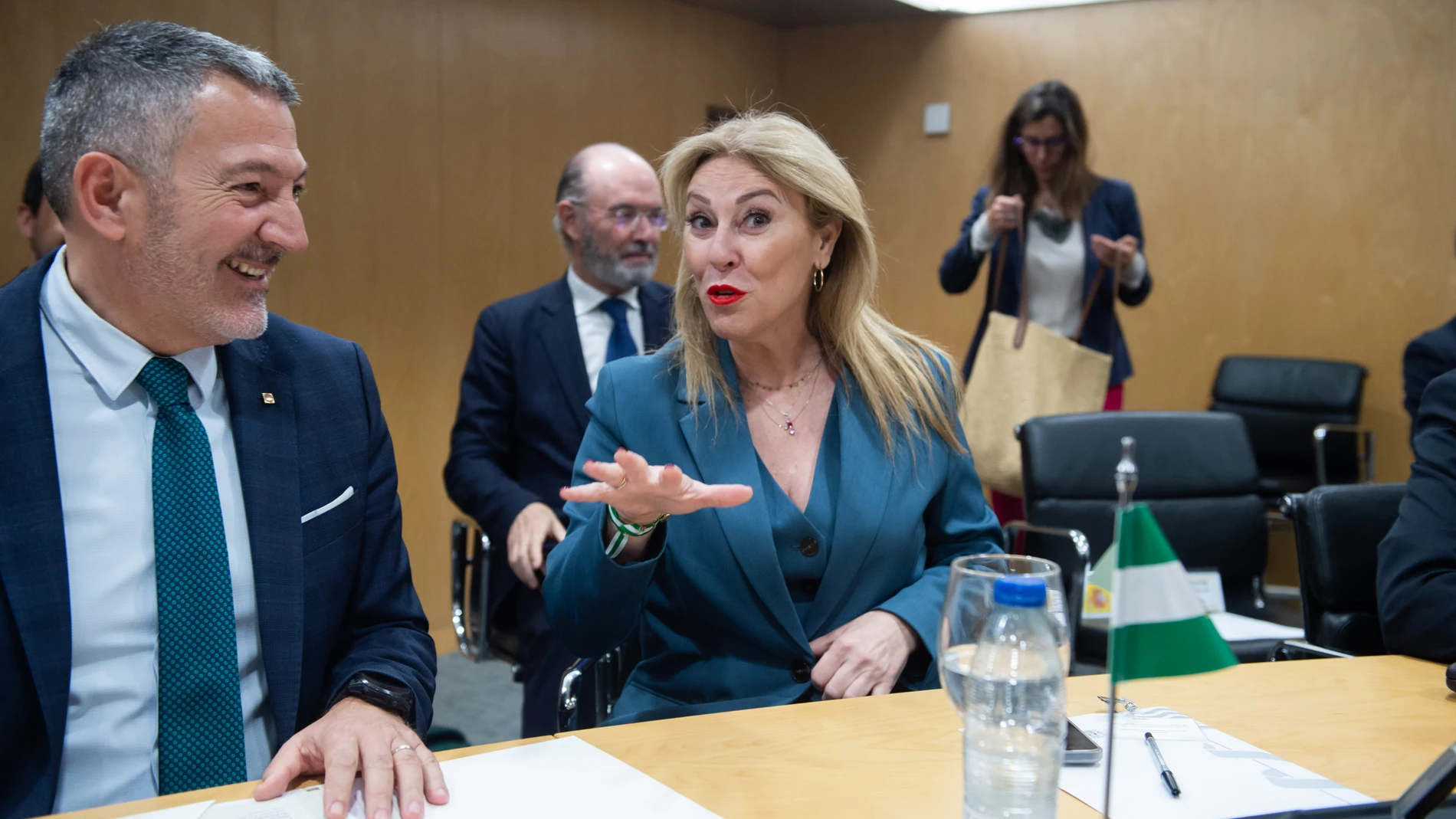 La consejera de Economía, Hacienda y Fondos Europeos y portavoz de la Junta de Andalucía, Carolina España (d), junto al conseller de Empresa y Trabajo, Miquel Sàmper (i), en la reunión del Pleno del Consejo Interterritorial de Internacionalización convocada por el ministro de Economía, Comercio y Empresa, Carlos Cuerpo, para abordar los efectos de los aranceles de EEUU. A 10 de abril de 2025, en Madrid (España).La consejera de Economía, Hacienda y Fondos Europeos y portavoz del Gobierno anda...
