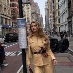 Influencer con look perfecto para una escapada urbana en Semana Santa.