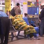 La Generalitat y el Ayuntamiento llegan a un acuerdo para poner fin al abandono de los sintecho del aeropuerto de El Prat