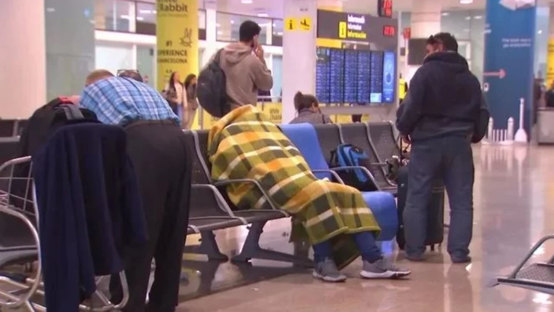 La Generalitat y el Ayuntamiento llegan a un acuerdo para poner fin al abandono de los sintecho del aeropuerto de El Prat