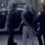 Agentes de la Policía Nacional deteniendo al sospechoso