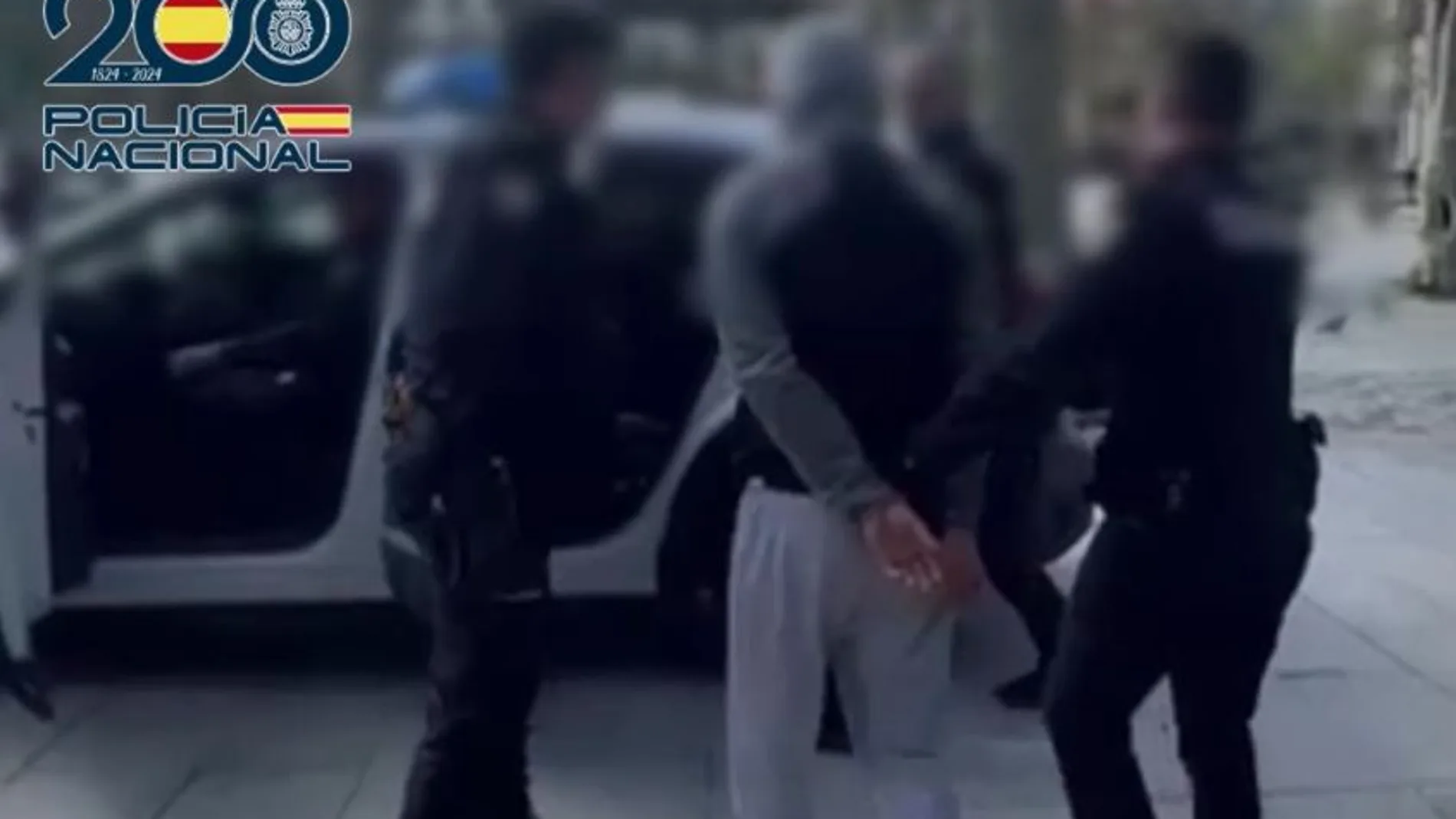 Agentes de la Policía Nacional deteniendo al sospechoso