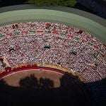 Vista de Pamplona desde un helicóptero de la Policía Nacional durante las fiestas de San Fermín 2024, a 7 de julio de 2024, en Pamplona, Navarra (España). Desde ayer, 6 de julio, hasta el próximo 14 de julio, se celebran en Pamplona los Sanfermines 2024, que tiñen la ciudad de rojo y blanco. Se prevé que miles de personas de más de 30 territorios nacionales acudan a las celebraciones, que fueron declaradas en 1980 como Fiestas de Interés Turístico Internacional y que incluyen 514 actividades entre las que se encuentran los tradicionales encierros, conciertos, fuegos artificiales, jotas y bertsolaris, entre otros. 