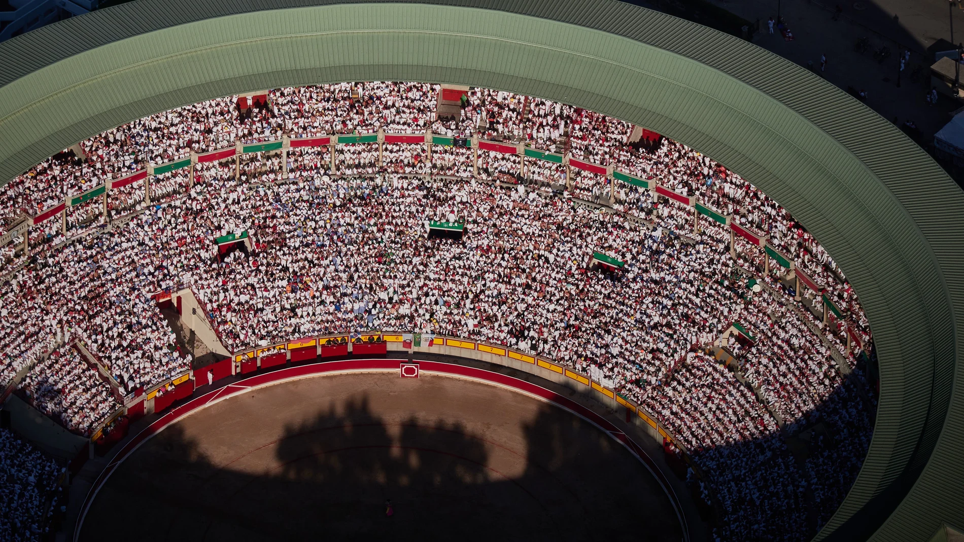 Vista de Pamplona desde un helicóptero de la Policía Nacional durante las fiestas de San Fermín 2024, a 7 de julio de 2024, en Pamplona, Navarra (España). Desde ayer, 6 de julio, hasta el próximo 14 de julio, se celebran en Pamplona los Sanfermines 2024, que tiñen la ciudad de rojo y blanco. Se prevé que miles de personas de más de 30 territorios nacionales acudan a las celebraciones, que fueron declaradas en 1980 como Fiestas de Interés Turístico Internacional y que incluyen 514 actividades entre las que se encuentran los tradicionales encierros, conciertos, fuegos artificiales, jotas y bertsolaris, entre otros.