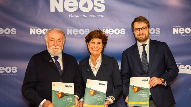 Jaime Mayor Oreja y María San Gil durante la presentación del informe de NEOS 