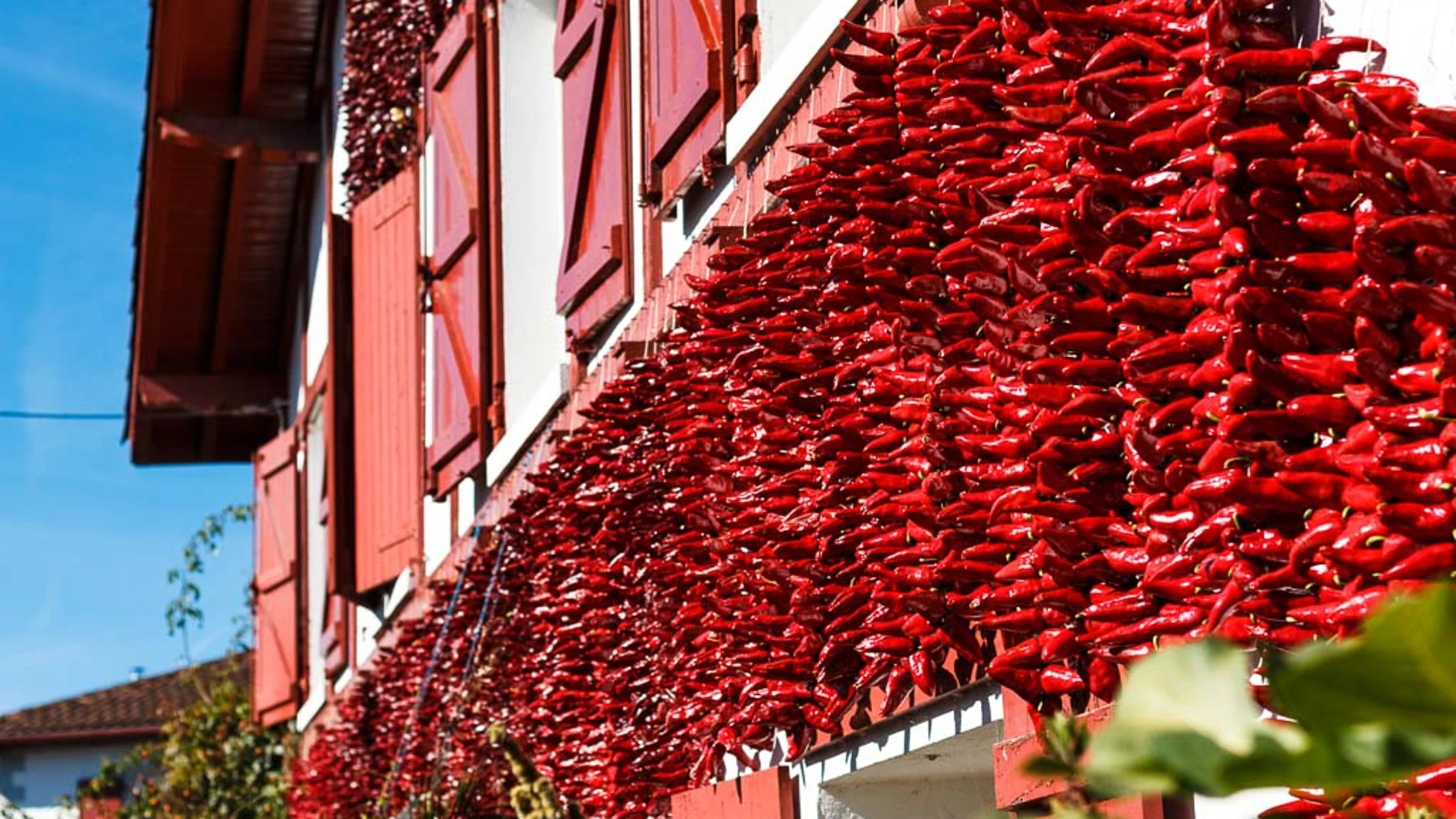 Espelette, el pueblo del País Vasco francés que decora sus casas con pimientos