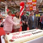 La consejera María González Corral brinda por el 30 Aniversario de Alcampo en Aranda de Duero, junto a la directora de Alcampo Aranda, Esther García; director de Alcampo en Castilla y León, Jesús López;y el alcalde de Aranda de Duero, Antonio Linaje