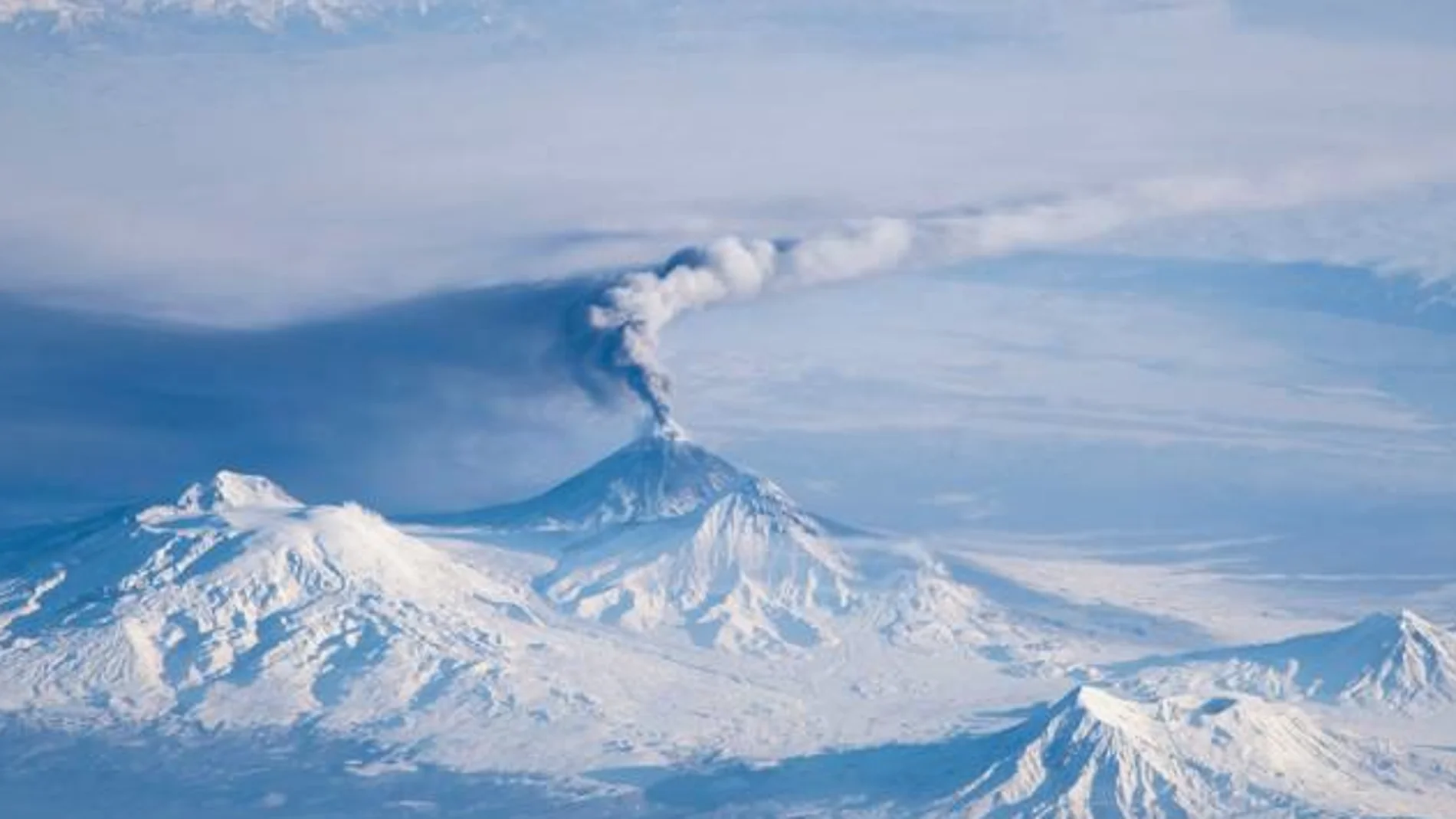 Vista aérea del volcán Bezimianni de la península rusa de Kamchatka