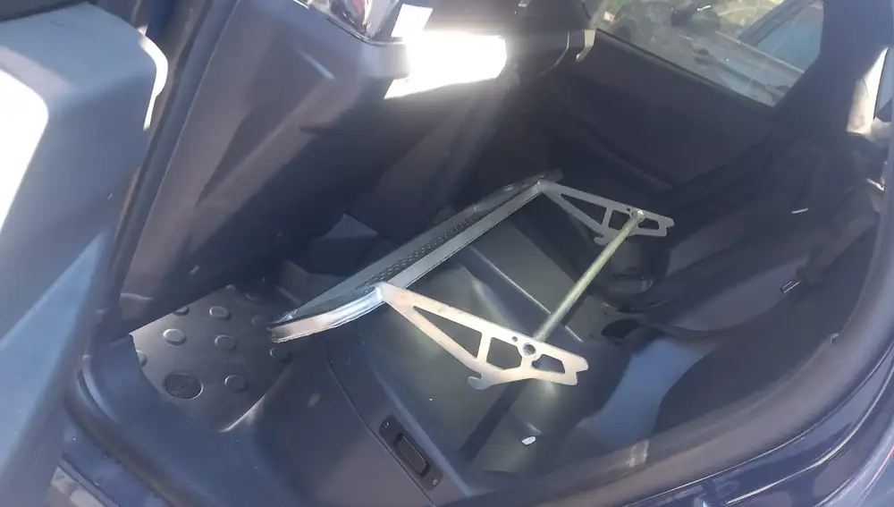 Los "vehículos escoba" de la Policía Nacional transportan las rampas desmontadas de las furgonetas del DNI