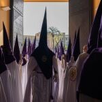 Nazarenos de la hermandad de Pino Montano (Sevilla), que procesiona el Viernes de Dolores
