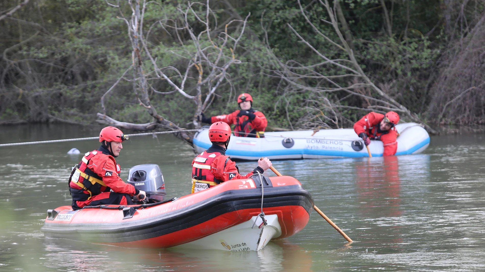 Labores de rescate en el río Carrión de Palencia