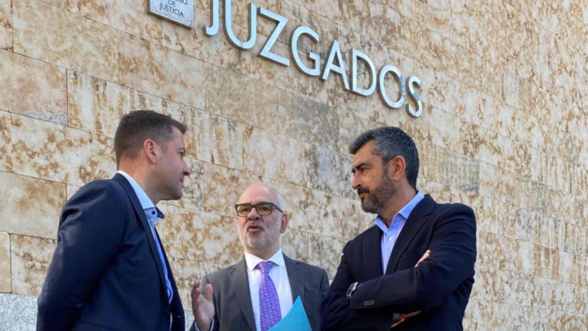Javier Montero, Antonio Luis Vázquez y Agustín Leal en los juzgados de León