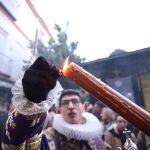 Un acolito del El cristo de los Javieres enciende un cirio