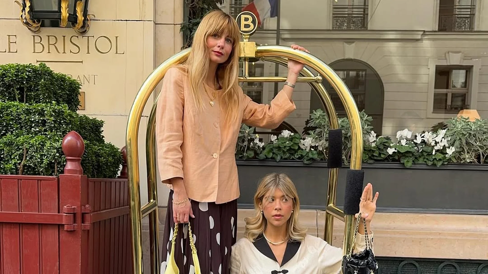Influencers en un hotel en vacaciones.