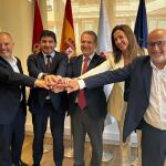 De izquierda a derecha: David Regades (delegado ZFV), Pedro Blanco (delegado del Gobierno ), el alcalde Abel Caballero, Inés González (ZFV) y Abel Losada (subdelegado del Gobierno).