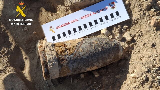 La Guardia Civil neutraliza un proyectil localizado en un terreno rural del término municipal de Almansa.