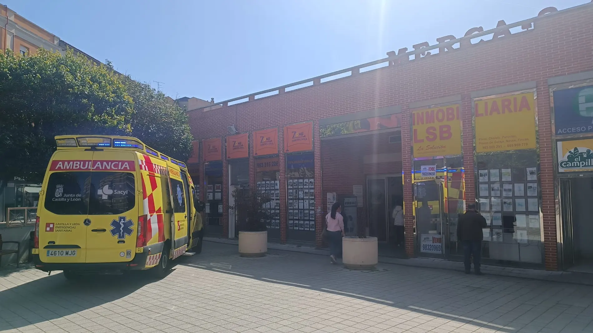 Ambulancia ubicada en la entrada del Mercado del Campillo de Valladolid