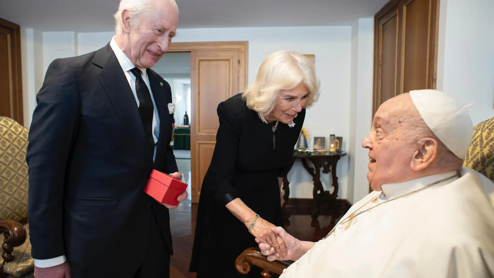 El Papa Francisco recibió al Rey Carlos y a la Reina Camila