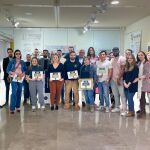 La concejala Blanca Jiménez y Jaime Fernández junto a los galardonados