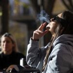 Gente fumando tabaco en terrazas de bares y restaurantes. 