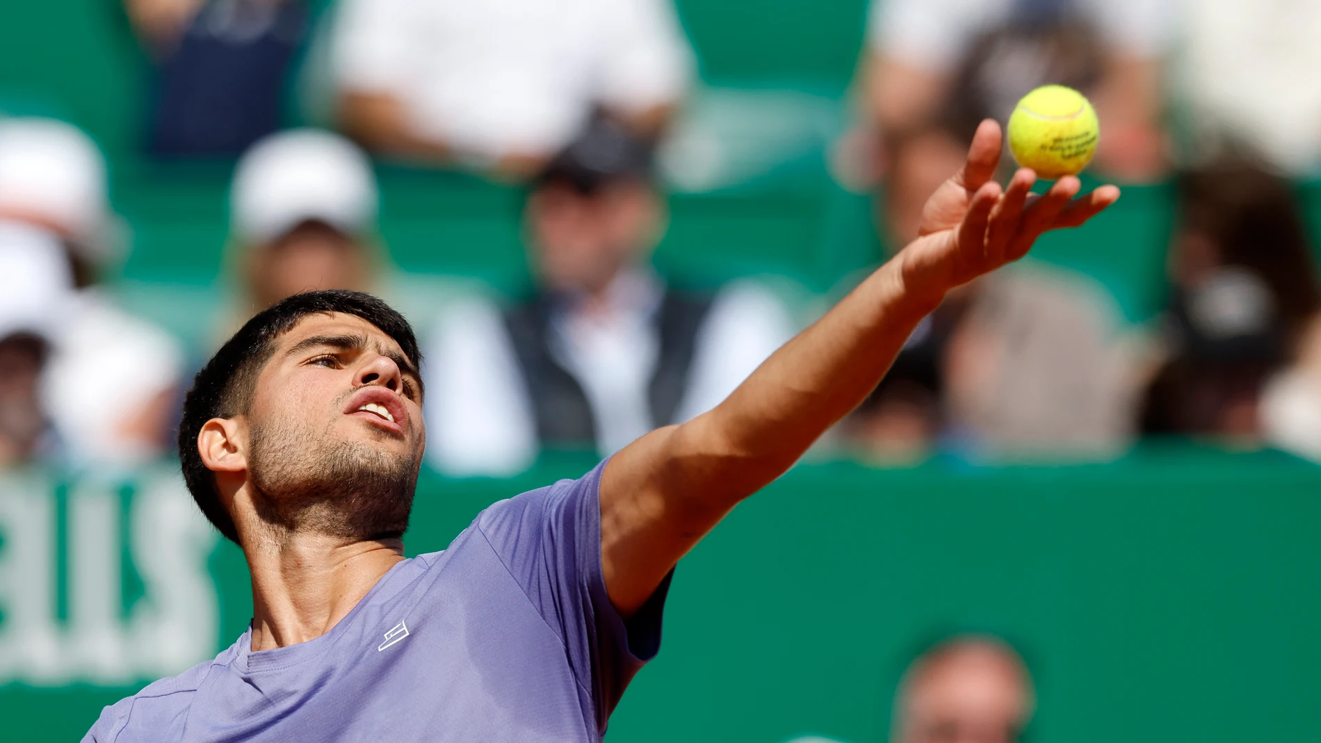 ROQUEBRUNE CAP MARTIN (France), 10/04/2025.- Carlos Alcaraz of Spain in action during his third round match against Daniel Altmaier of Germany at the ATP Monte Carlo Masters tennis tournament in Roquebrune Cap Martin, France, 10 April 2025. (Tenis, Francia, Alemania, España) EFE/EPA/SEBASTIEN NOGIER