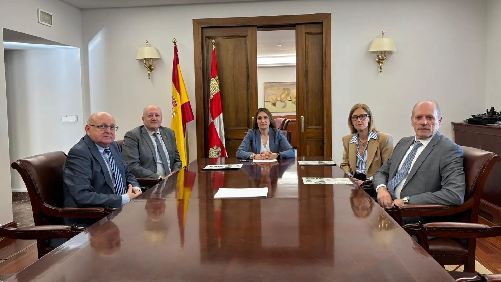 La consejera de Eduación, Rocío Lucas, recibe al secretario general de FSIE CyL, al resto del Comité Ejecutivo y al Presidente de Honor de la organización