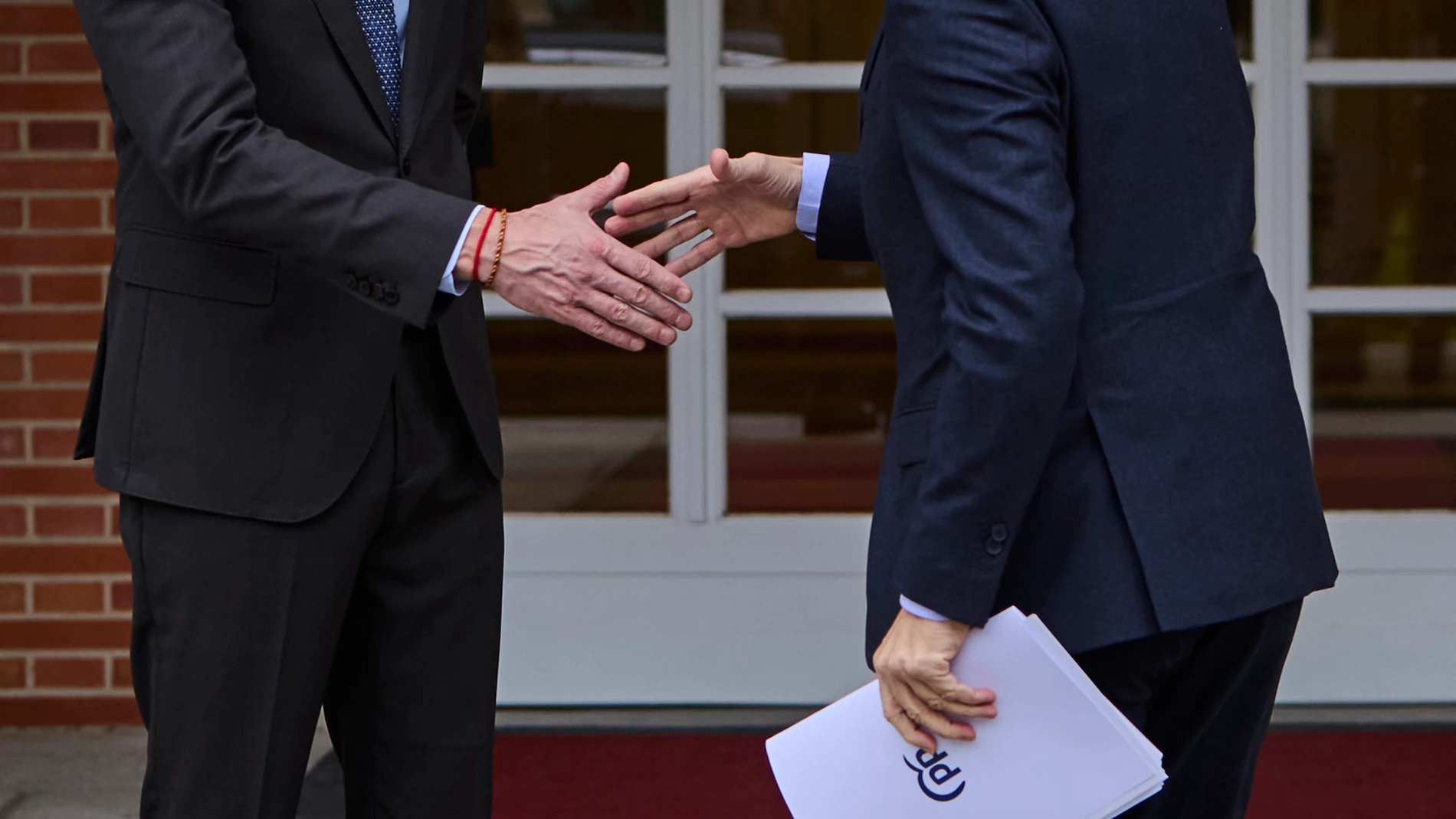 Pedro Sánchez saluda al líder del Partido Popular, Alberto Núñez Feijóo, en Moncloa