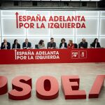 El PSOE se reúne con ONG y empresas del sector energético para abordar el reto de la "guerra arancelaria" de Trump