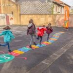 Niños jugando en el patio de un colegio