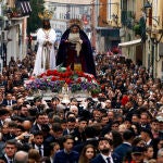 Decenas de personas acompañan al Cautivo y la Trinidad de Málaga, en su traslado a la casa hermandad
