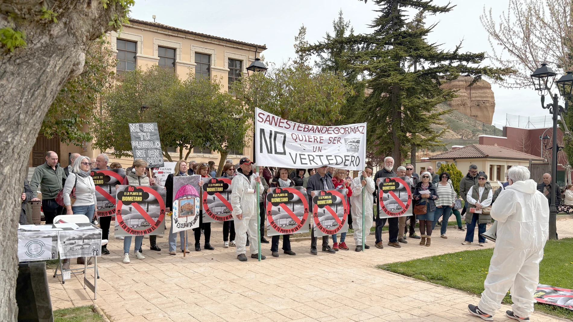 Vecinos de San Esteban de Gormaz (Soria) durante la manifestación