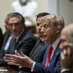 EEUU.- AMP.- Trump exime a los teléfonos, los ordenadores y los chips de los aranceles recíprocos