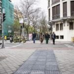 La delegada de Obras y Equipamientos, Paloma García Romero, ha visitado esta mañana los recién finalizados trabajos de mejora de las aceras que el Ayuntamiento ha llevado a cabo en el tramo de calle Ortega Gasset