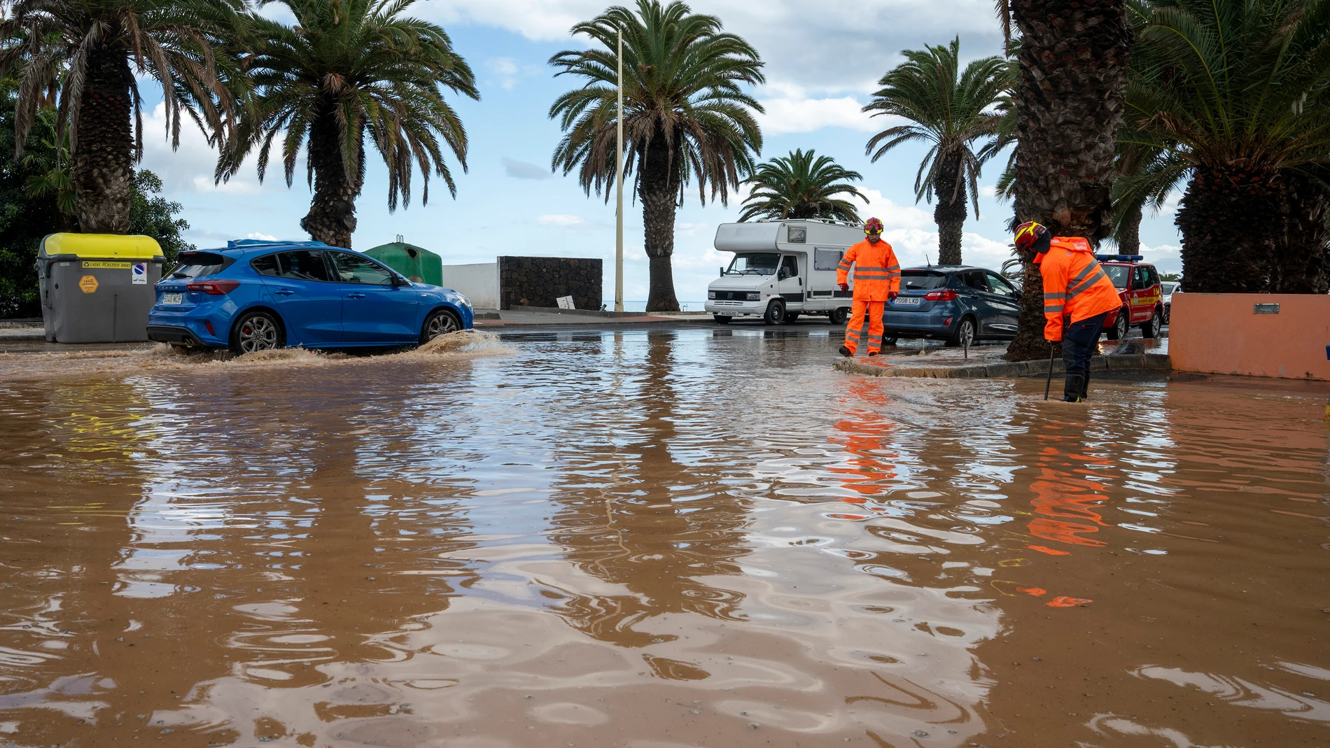 TEGUISE (LANZAROTE), 12/04/2025.- Fotografía de una calle anegada con coches afectados este sábado, en la localidad turística de Costa Teguise. El Gobierno de Canarias ha declarado la prealerta por lluvias en Tenerife, Gran Canaria, Lanzarote y Fuerteventura. EFE/ Adriel Perdomo