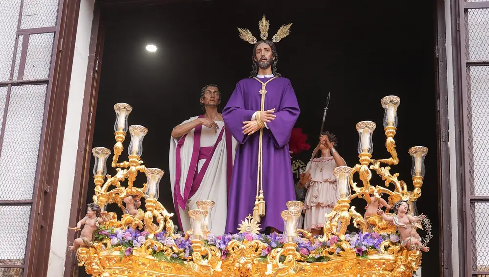El Jesús Cautivo de Torreblanca, a la salida del templo para iniciar la procesión