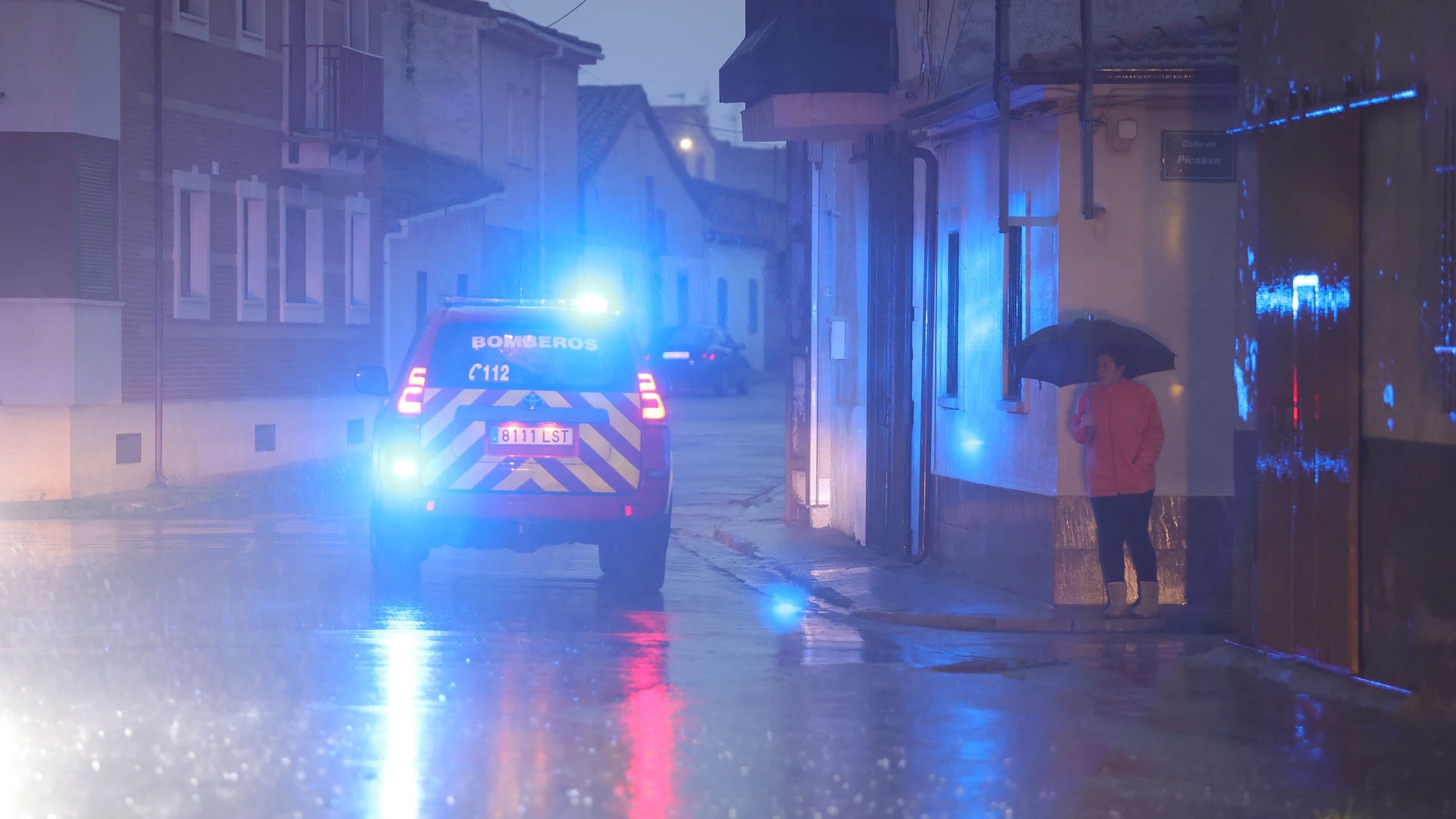 ENCINAS DE ABAJO (SALAMANCA), 12/04/2025.- Una espectacular tromba de agua ha dejado este sábado al municipio de Encinas de Abajo (Salamanca) completamente anegado. Las calles se convertían en ríos después de una jornada de fuertes precipitaciones en la zona de Peñaranda de Bracamonte. EFE/ JMGARCIA