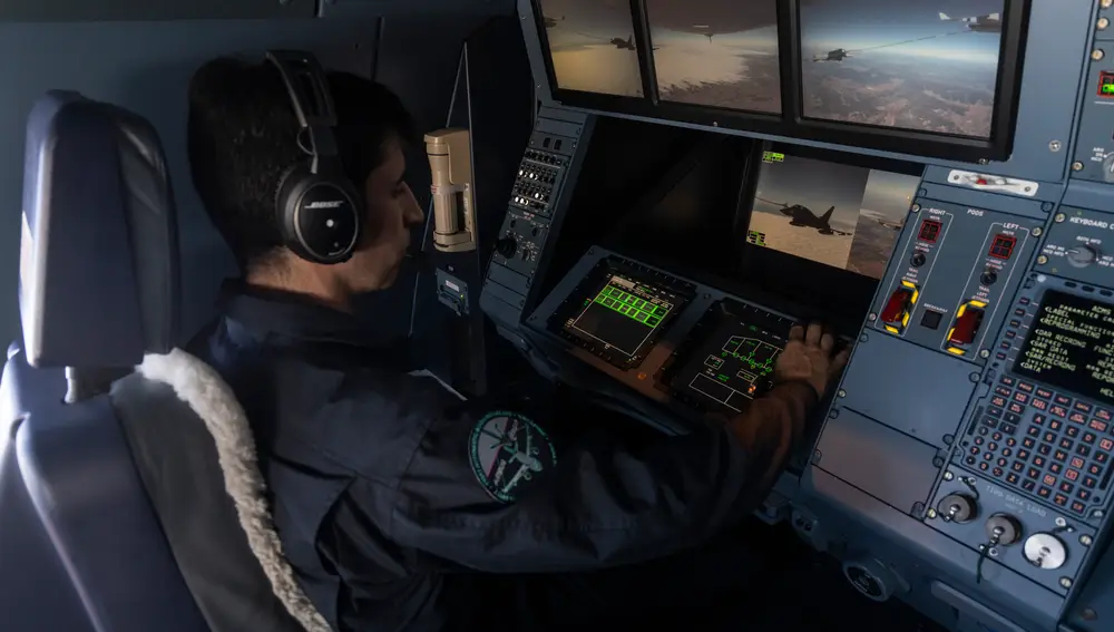 Juan Cabrera, en la consola del A330-MRTT que controla la transferencia de combustible