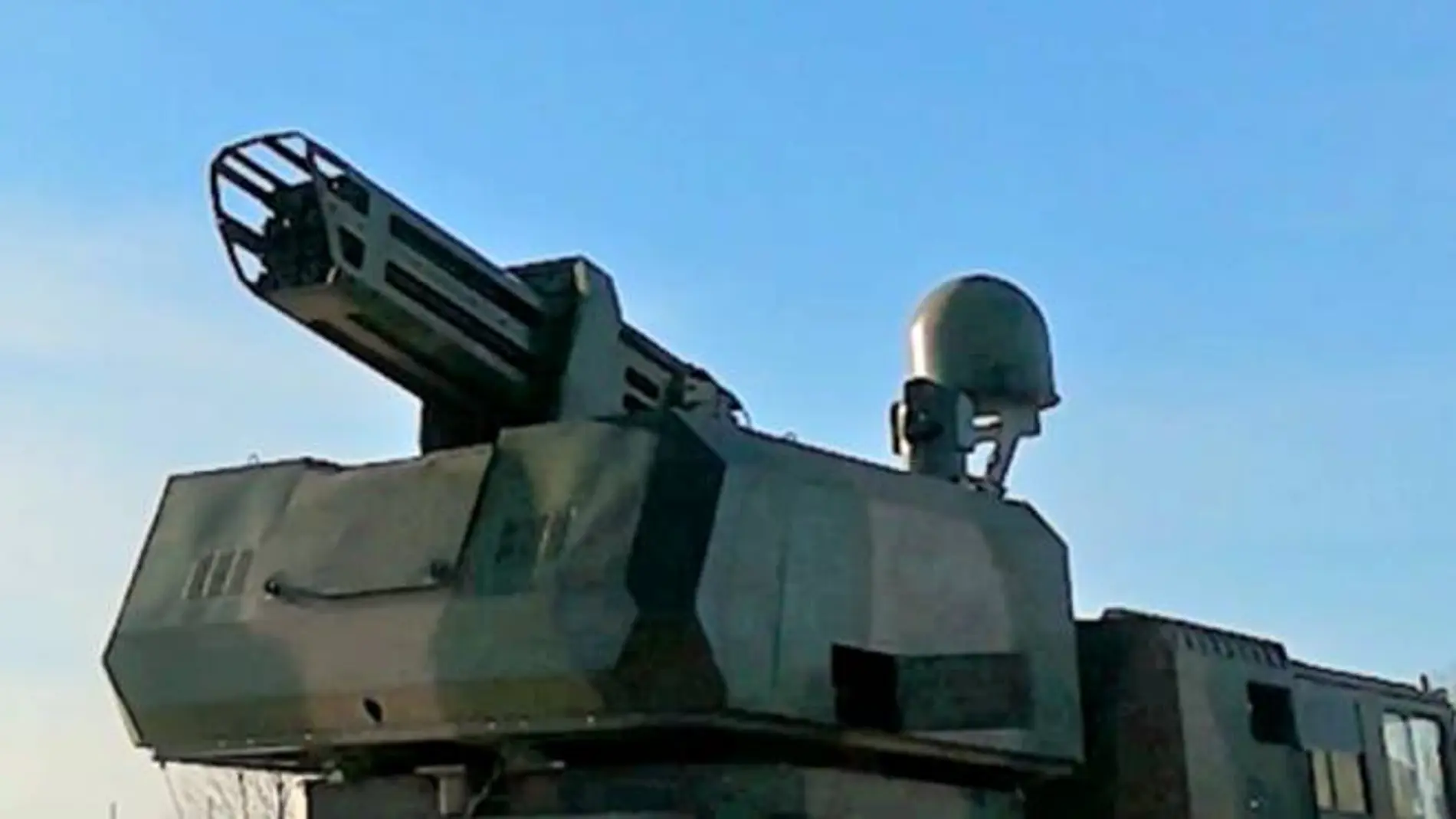 China presenta un monstruoso cañón de 16 tubos para contrarrestar misiles y enjambres de drones.