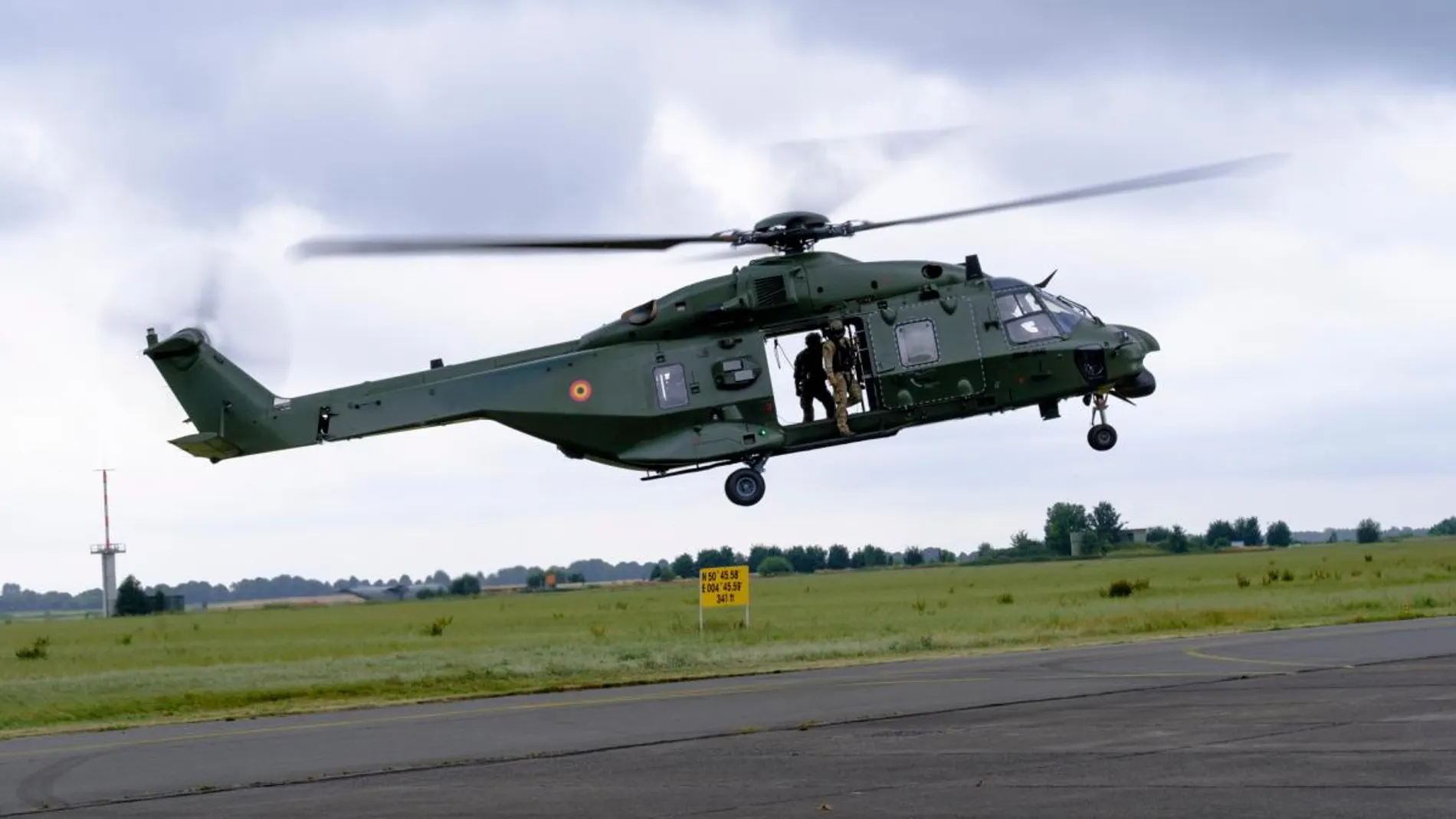 La Armada Española estrena los potentes helicópteros "Sable"