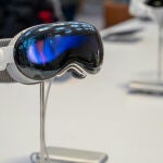 Casco Apple Vision Pro en una Apple Store