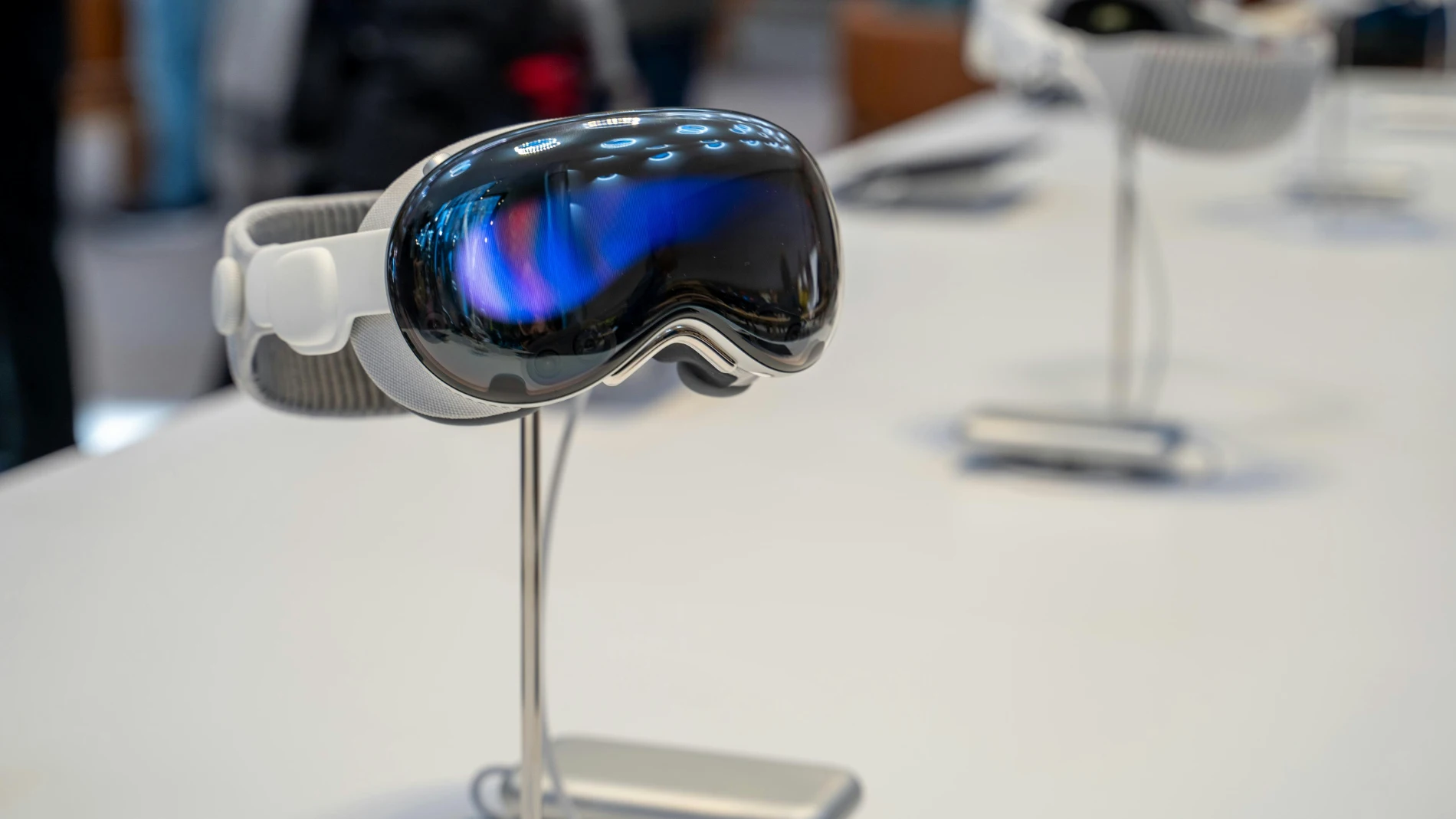 Casco Apple Vision Pro en una Apple Store