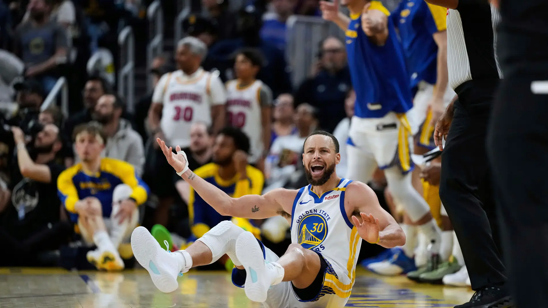 Stephen Curry y los Warriors tendrán que disputar el "playin"