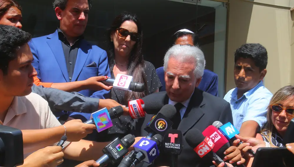 Los hijos de Mario Vargas Llosa en su funeral en Lima, Perú