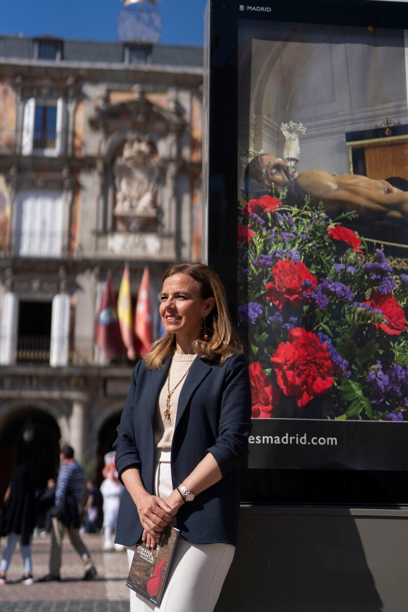 La concejala, junto a uno de los carteles promocionales de la Semana Santa en la Plaza Mayor
