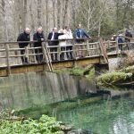 El director general de Infraestructuras y Sostenibilidad Ambiental, José Manuel Jiménez, y la delegada territorial de la Junta de Castilla y León en Soria, Yolanda de Gregorio, acompañados de los alcaldes de los municipios implicados y técnicos visitan la Pasarela sobre el río Abión