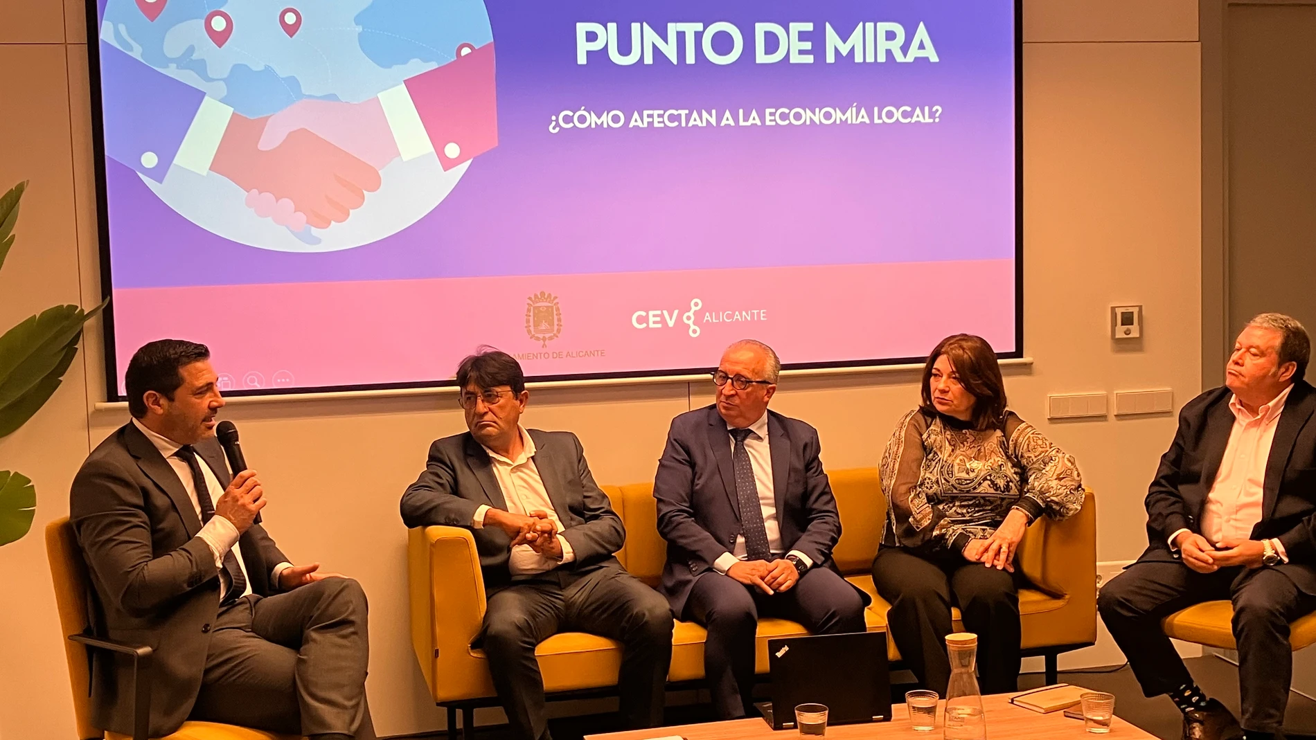 Imagen de la jornada "Aranceles en el punto de mira", organizada hoy en Alicante por la Confederación Empresarial de la Comunidad Valenciana, CEV